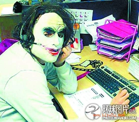 可怜小伙面具被涂上强力胶，无法摘下