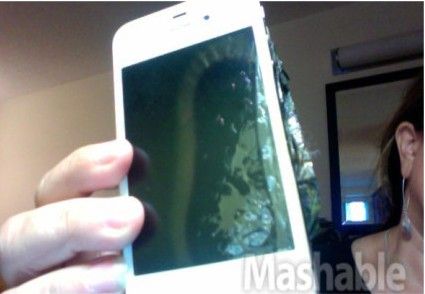 iPhone 4手机充电时突然爆炸