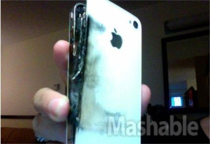 iPhone 4手机充电时突然爆炸