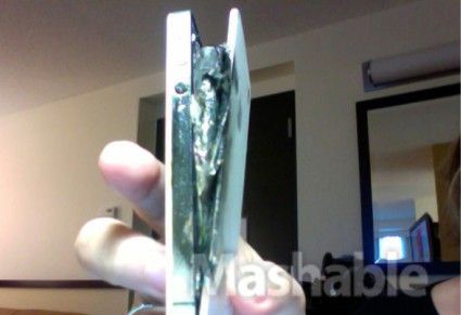 iPhone 4手机充电时突然爆炸